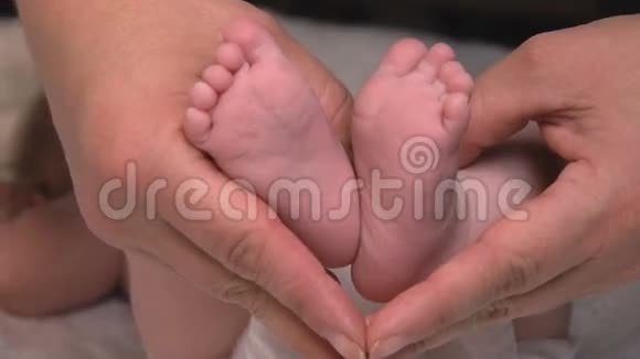 婴儿大人手里的腿视频的预览图
