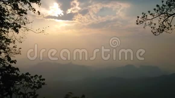 泰国高地的日落泰国梅红山视频的预览图