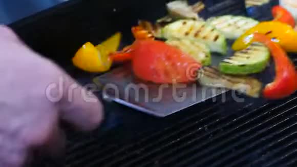 餐厅菜烹饪烤菜厨师在烤盘里翻菜视频的预览图