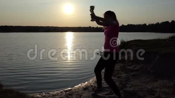 幸福的女人在胜利的喜悦中用一个冠军的碗在斯洛文尼亚视频的预览图