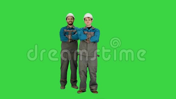 工业建筑建筑和人的概念快乐的男性建设者在一个绿色铬键视频的预览图