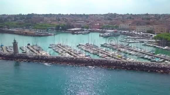 鸟瞰利蒙苏尔加尔达的海滩和湖泊加尔达湖伦巴第意大利欧洲视频的预览图