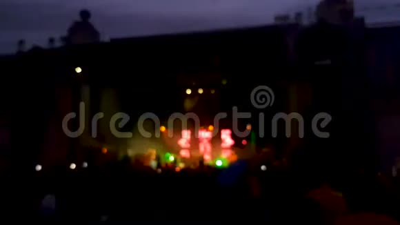 在音乐会上蹦蹦跳跳玩得开心的人群模糊视频的预览图
