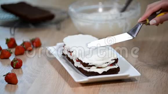 女厨师用草莓做巧克力蛋糕视频的预览图