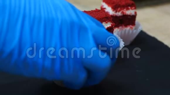 甜点几块蛋糕从上面看奶油玫瑰杏仁巧克力泡芙糕点奶油视频的预览图