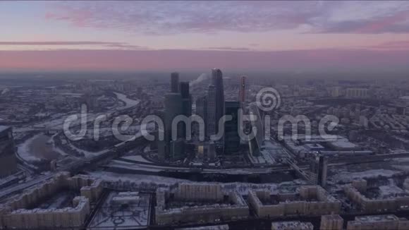 日落夜光莫斯科市交通环路空中视频的预览图