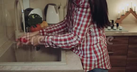特写厨房洗手池女人洗蔬菜红色史诗视频的预览图
