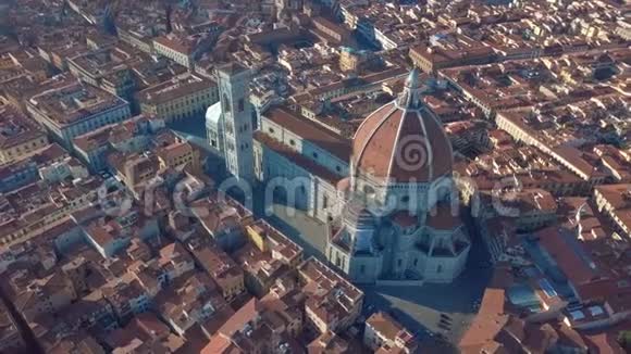 意大利托斯卡纳佛罗伦萨的鸟瞰图飞过佛罗伦萨的屋顶视频的预览图