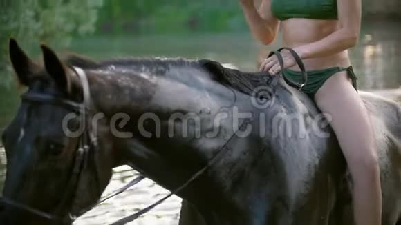 快乐的年轻女子在水中骑马视频的预览图