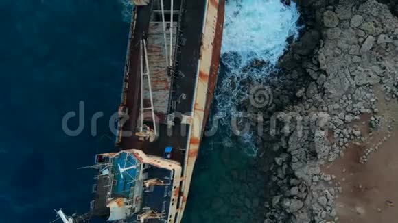 被遗弃的船搁浅在地中海沿岸俯视视频的预览图