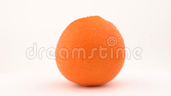 果汁橙水果在转盘上旋转掉在皮肤上孤立在白色背景上可循环使用关闭宏视频的预览图