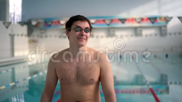 游泳池男性游泳者肖像视频的预览图