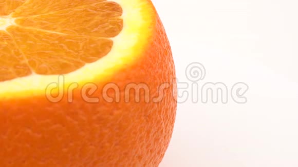 半框架切割橙色旋转在转盘上孤立在白色上关闭宏视频的预览图