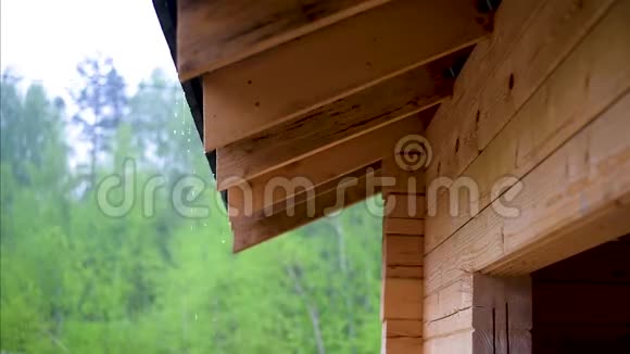 雨从一间木屋的屋顶下流下来大雨倾盆阴雨绵绵视频的预览图