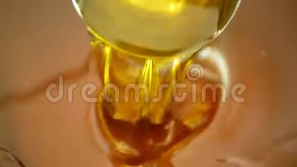 油菜籽菜籽油有机品质生物气泡活跃混合和倒入钢桶用于冷食和油炸视频的预览图