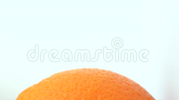 橙色水果旋转在转盘上孤立在白色背景上关闭宏旋转的角度视频的预览图