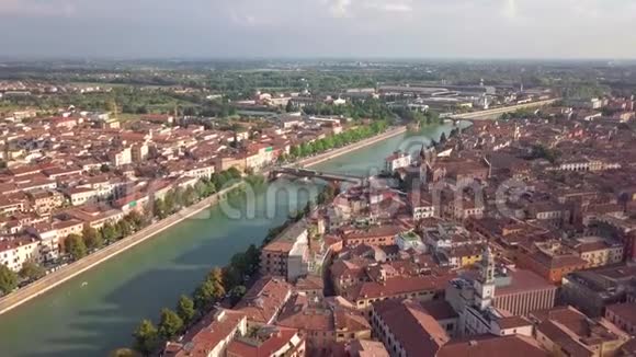 维罗纳意大利天际线空中视图视频在4K意大利黎明时分维罗纳市中心的鸟瞰图视频的预览图