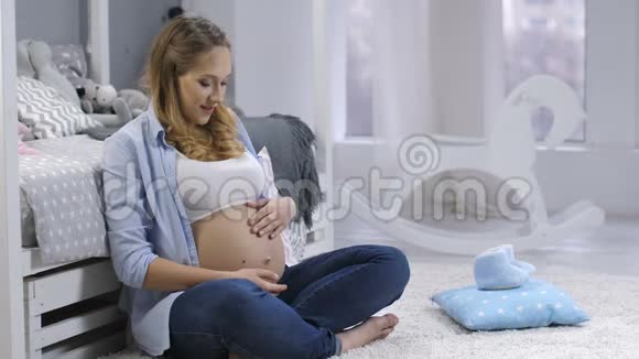 美丽的孕妇与未出生的孩子交谈视频的预览图