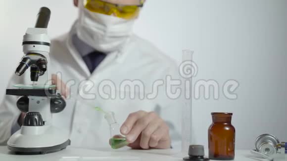 博士在实验室用显微镜研究化学元素视频的预览图