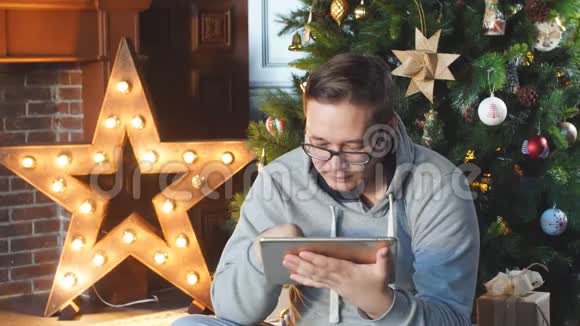 网上购物男人在触摸板上挑选圣诞礼物视频的预览图