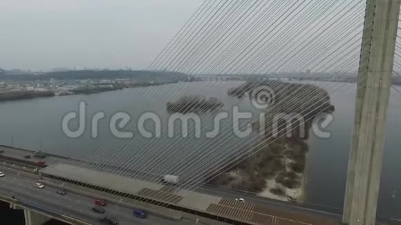 以基辅市为背景的基辅铁路大桥公路交通的空中摄影视频的预览图