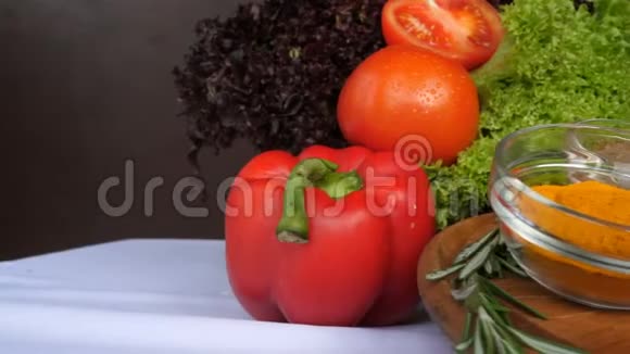 不同种类的肉放在生菜叶子蔬菜背景的木板上特殊的缓慢的通过视频的预览图