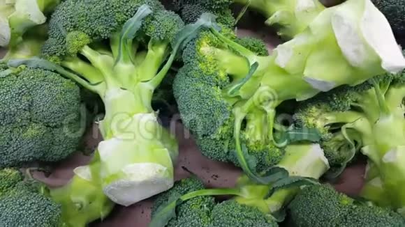 4K菜背景超市里的西兰花白菜绿堆视频的预览图