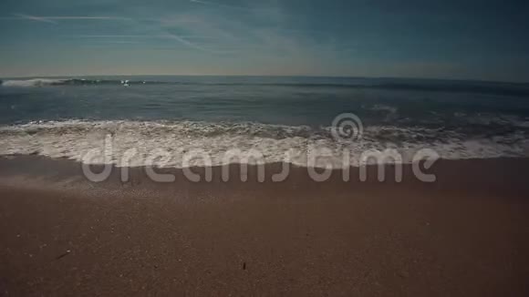 海滩上爆发出泡沫波和平景象视频的预览图