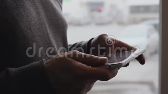 男性手中的数字平板电脑触摸和滚动视频的预览图