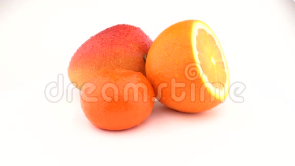 芒果橙果和柑果在白色背景上旋转孤立无援快关门视频的预览图