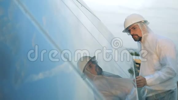 男工程师检查太阳能电池板关闭视频的预览图