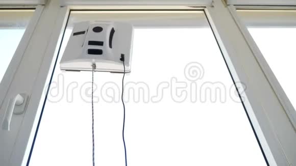 客房服务机器人玻璃垫圈形状方形在窗户上移动小型机器人玻璃洗衣机清洗窗户视频的预览图