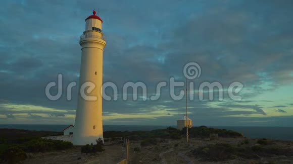 澳大利亚夏季夕阳西下的纳尔逊角灯塔全景视频的预览图