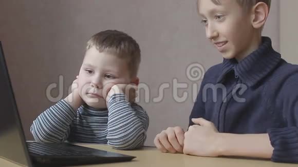 孩子们正在网上观看笔记本电脑上的视频视频的预览图