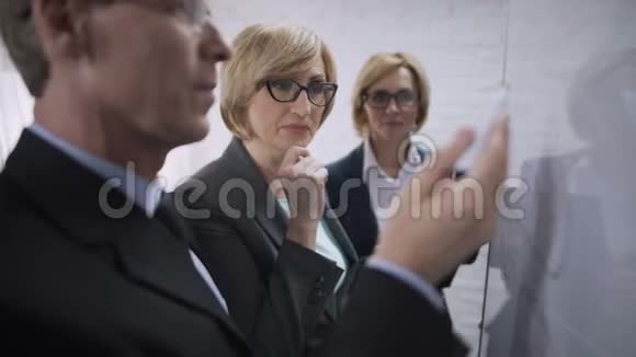 男女谈话办公室伙伴商务会议两性平等视频的预览图