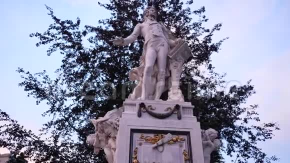 市中心的旅游景点莫扎特雕像视频的预览图