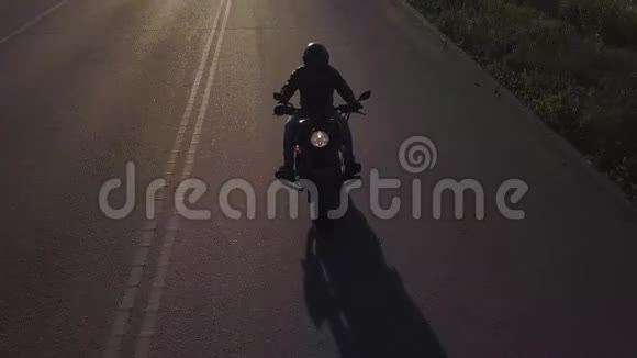 日落时分骑摩托车的人在路上驾驶摩托车视频的预览图