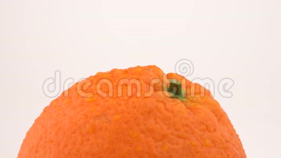 橙色水果旋转在转盘上孤立在白色背景上可循环使用关闭宏部分俯视图视频的预览图