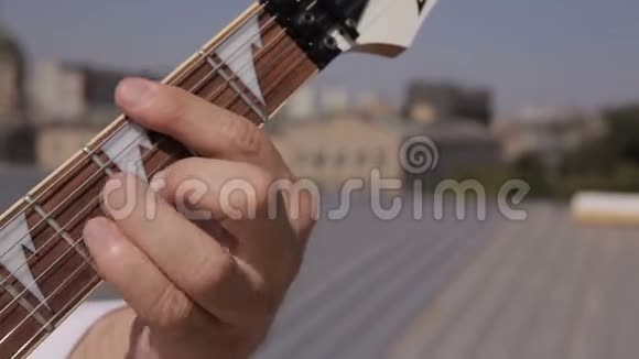 白色电吉他和金属吉他琴弦的夹吧视频的预览图