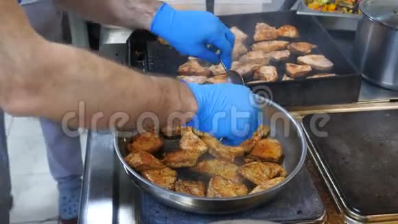 在餐厅的厨房里做饭的过程用酱油煮肉特写录像视频的预览图