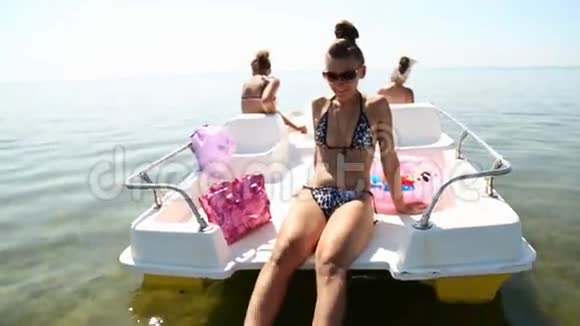 女孩们坐双体船视频的预览图