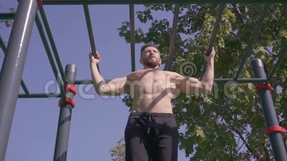 肌肉男在水平杆上做拉力视频的预览图