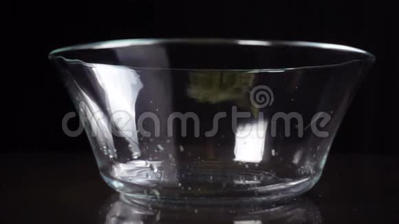 玻璃碗里的沙拉叶慢动作视频的预览图