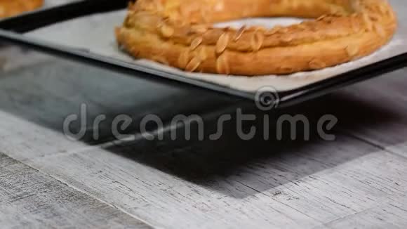 新鲜出炉的周糕点蛋糕用覆盆子做自制的香酥蛋糕巴黎布列斯特视频的预览图