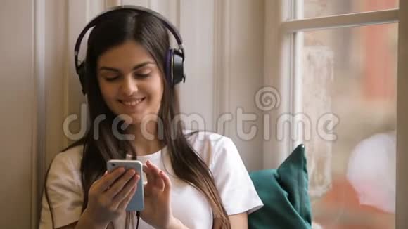 微笑的女人用音乐发短信视频的预览图
