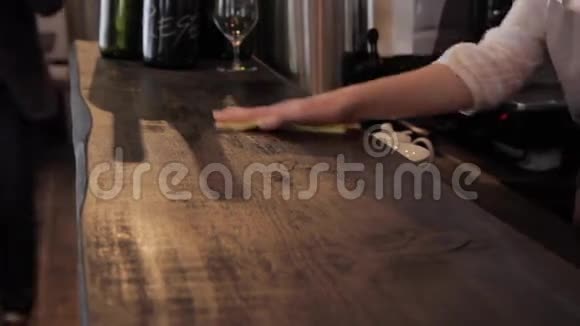 女服务员擦了擦酒吧视频的预览图