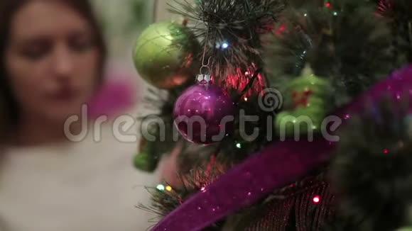 特写用球装饰圣诞树视频的预览图