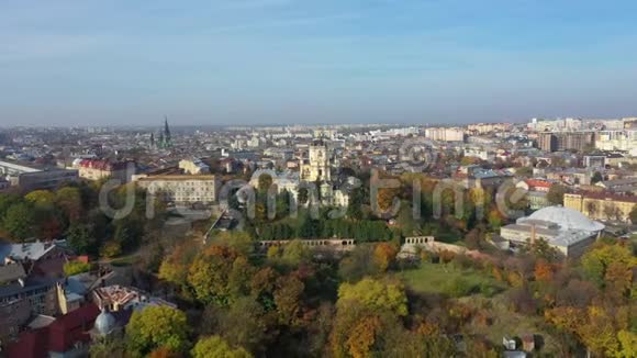乌克兰利沃夫老城区中部圣玉拉教堂空中录像视频的预览图
