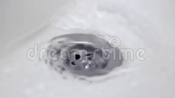 水从水槽里流出视频的预览图