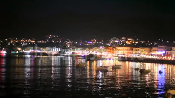精彩的海上夜景五颜六色的灯光希腊视频的预览图